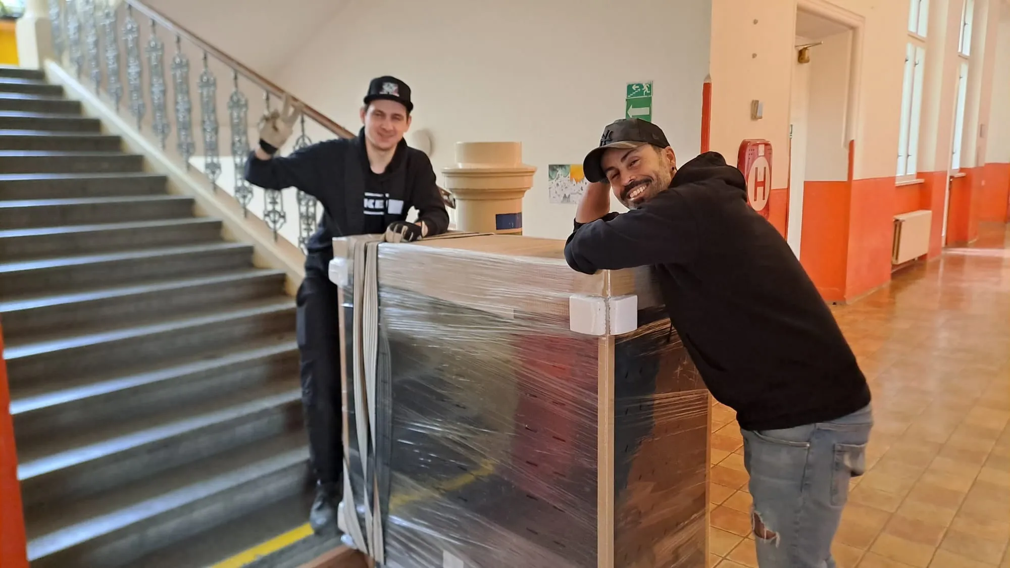 Stěhováci nesou nábytek